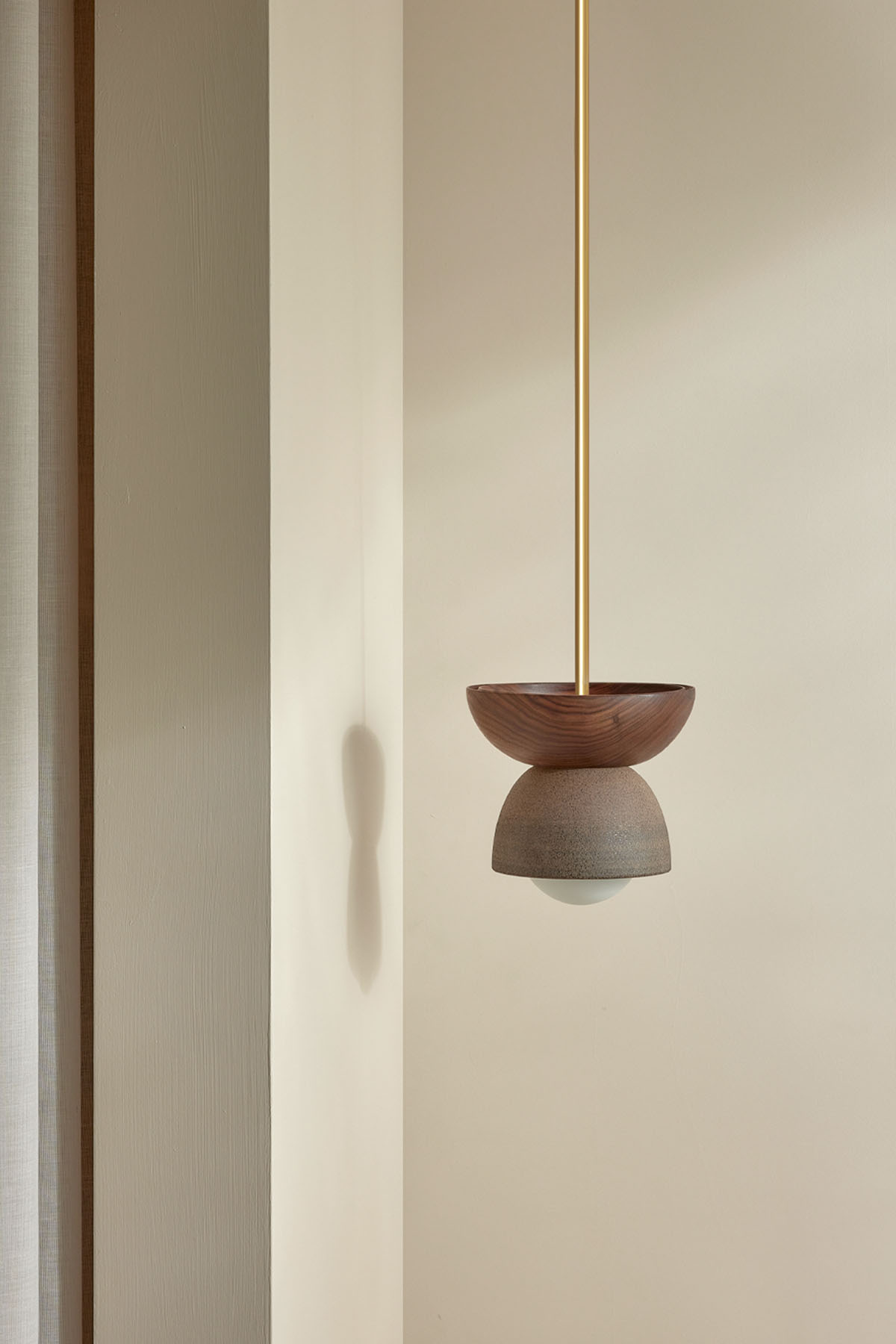 Terra 00 Pendant Light - Solid Rod Clay, Walnut, Brass