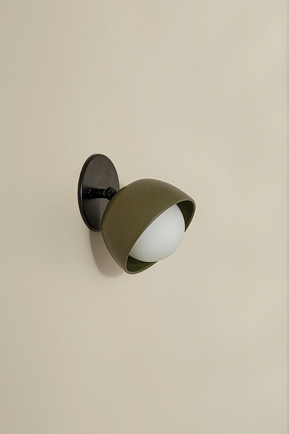 Terra 0 Short Surface Sconce Olive, Brushed Black, IP44