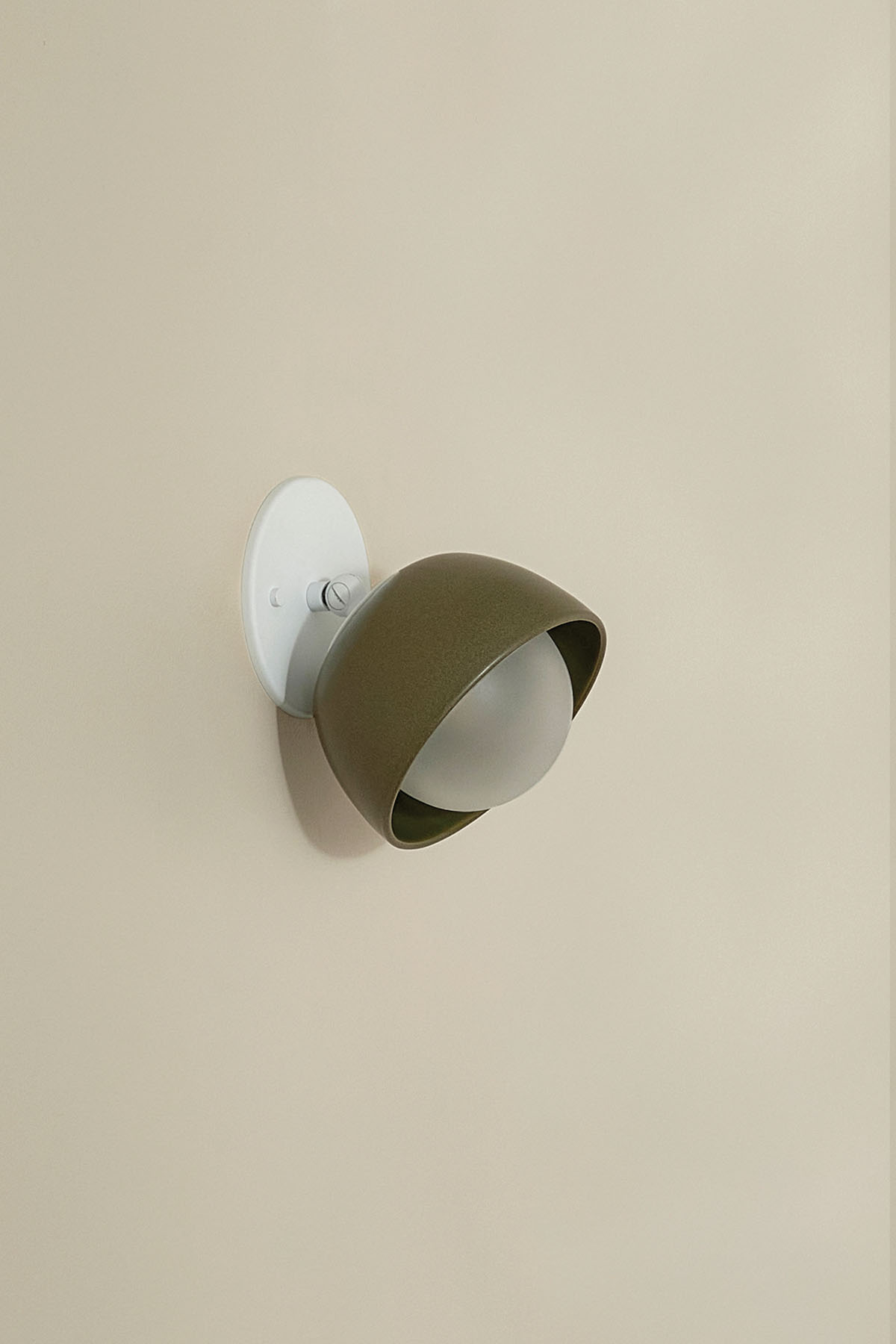 Terra 0 Short Surface Sconce Olive, White Satin, IP44