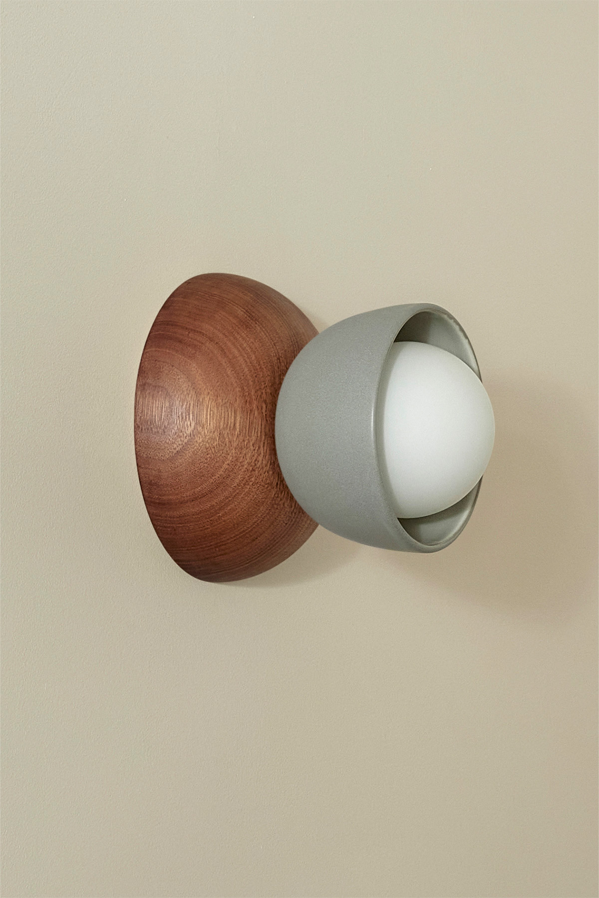 Terra 00 Surface Sconce Fog, Walnut