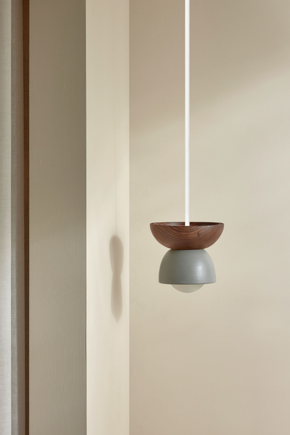 Terra 00 Pendant Light - Solid Rod Fog, Walnut, White Satin