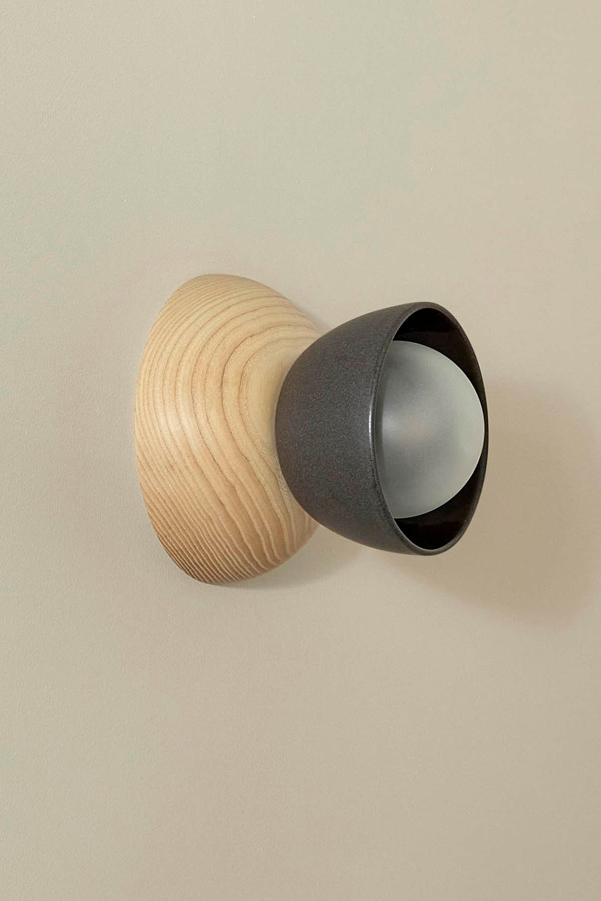 Terra 00 Surface Sconce Lead, Ash