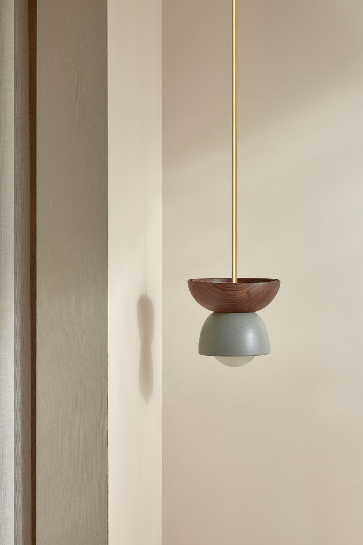 Terra 00 Pendant Light - Solid Rod Fog, Walnut, Brass