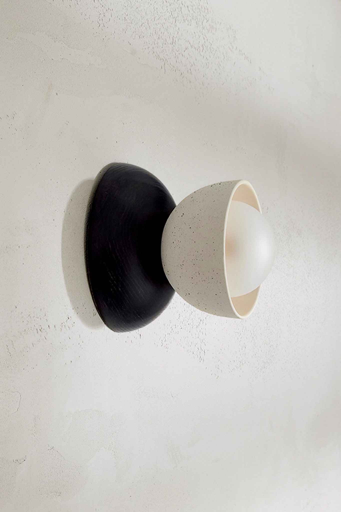 Terra 00 Surface Sconce Vanilla Bean, Blackened Ash