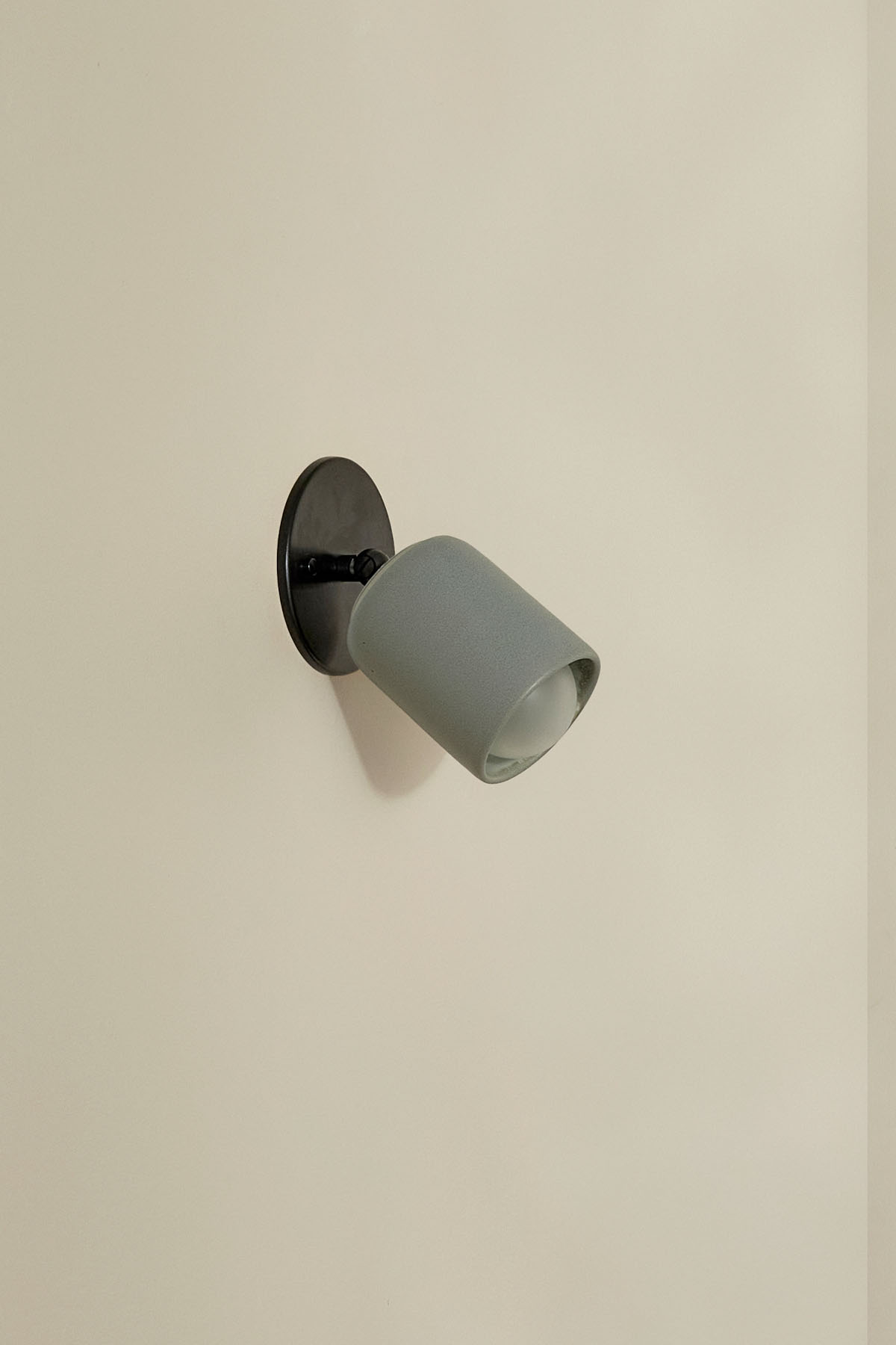 Terra 1 Short Surface Sconce Fog, Brushed Black, IP44