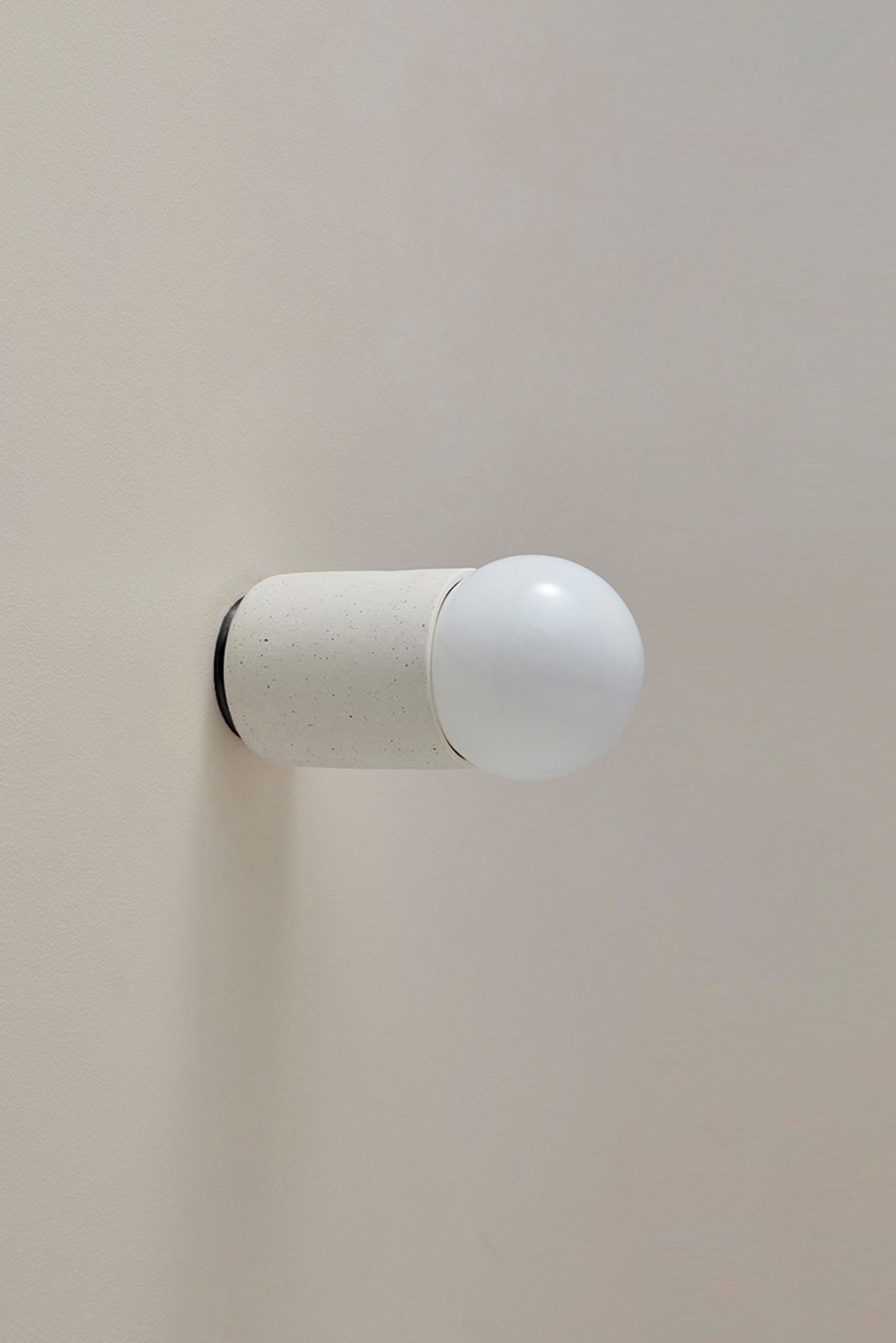 Terra 1 Surface Sconce Vanilla Bean, Brushed Black