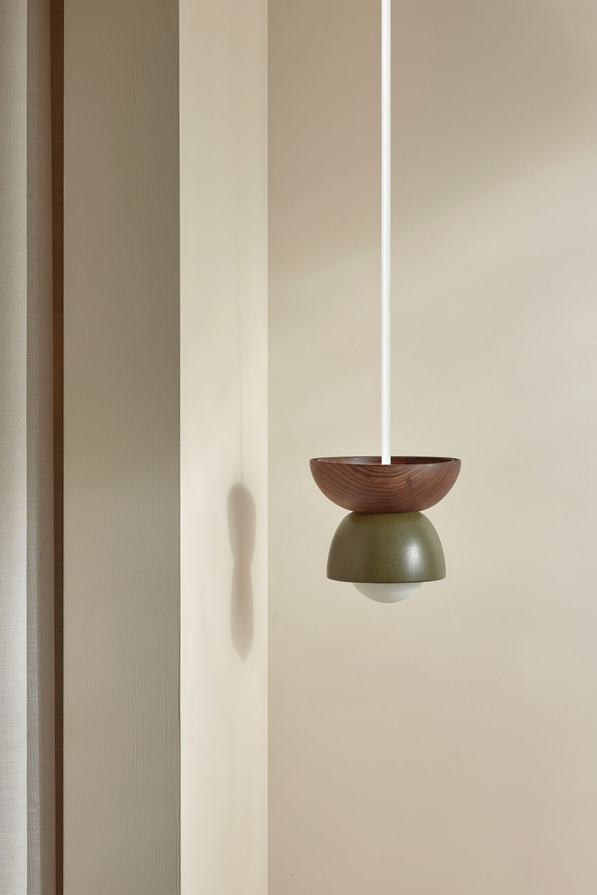 Terra 00 Pendant Light - Solid Rod Olive, Walnut, White Satin