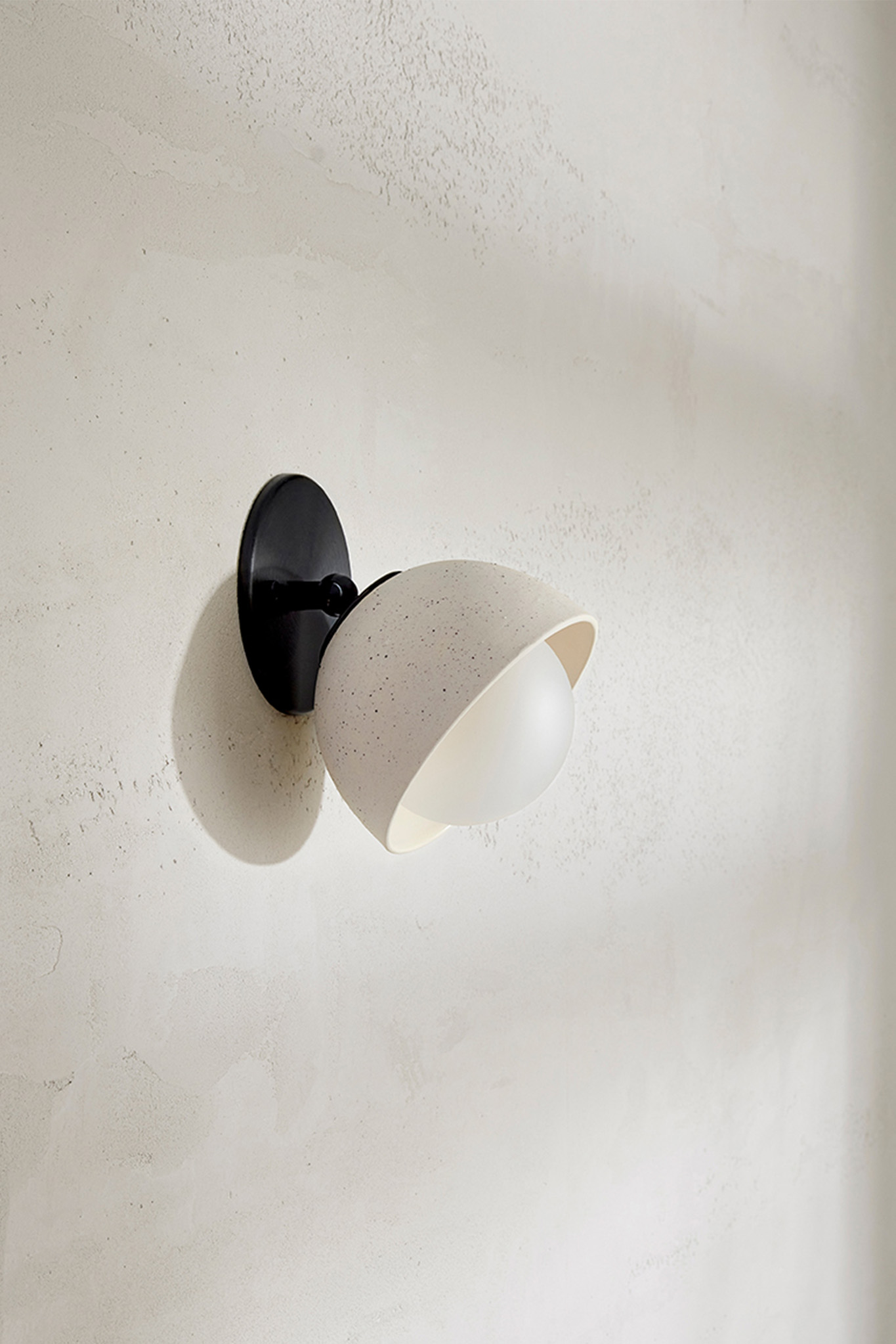 Terra 0 Short Surface Sconce Vanilla Bean, Brushed Black, IP44