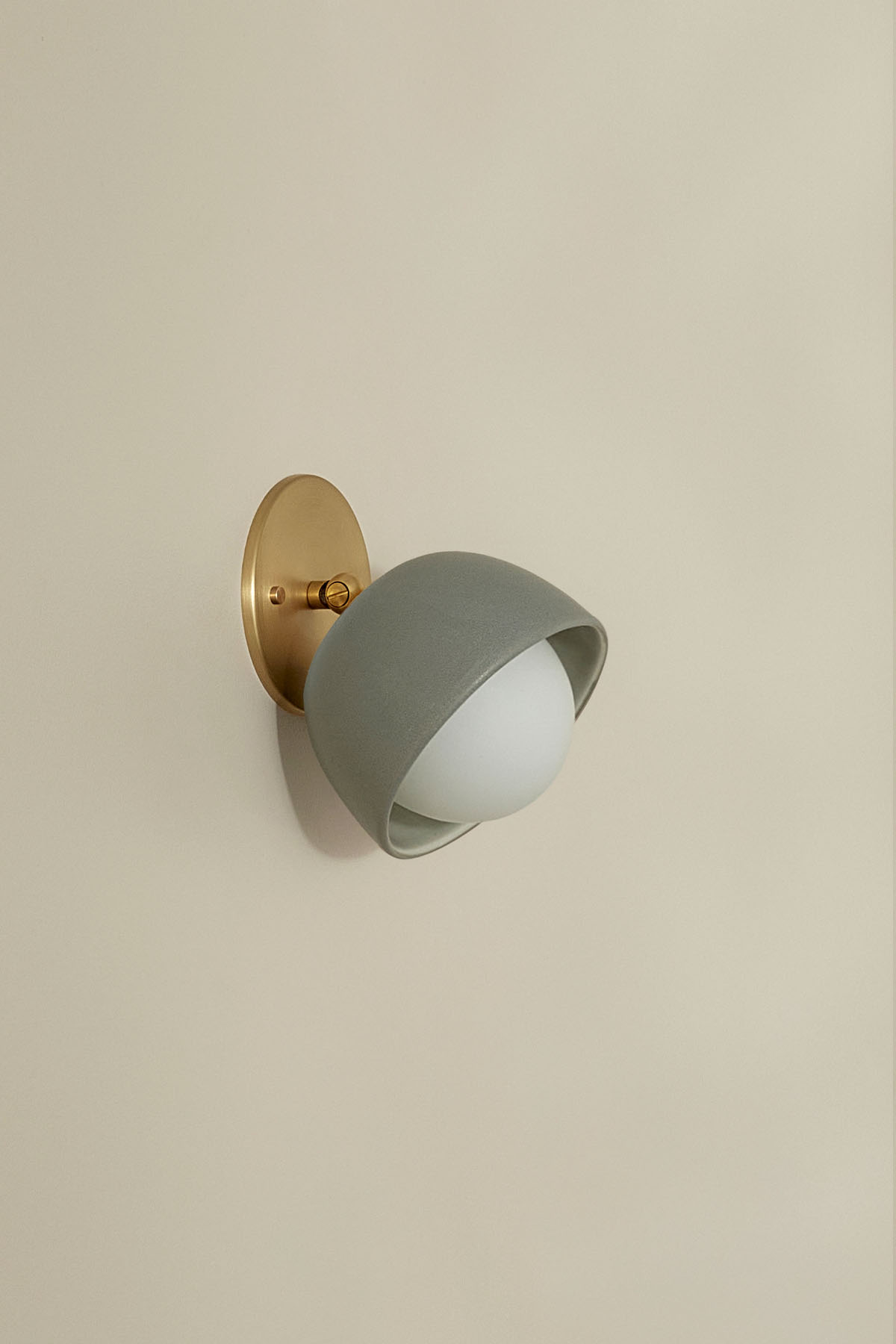 Terra 0 Short Surface Sconce Fog, Brass, IP44