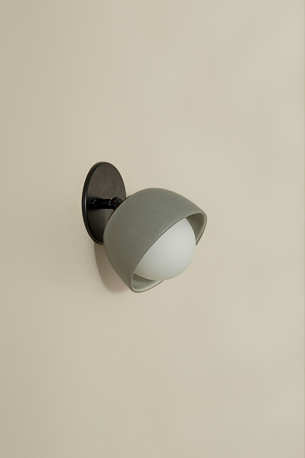 Terra 0 Short Surface Sconce Fog, Brushed Black, IP44
