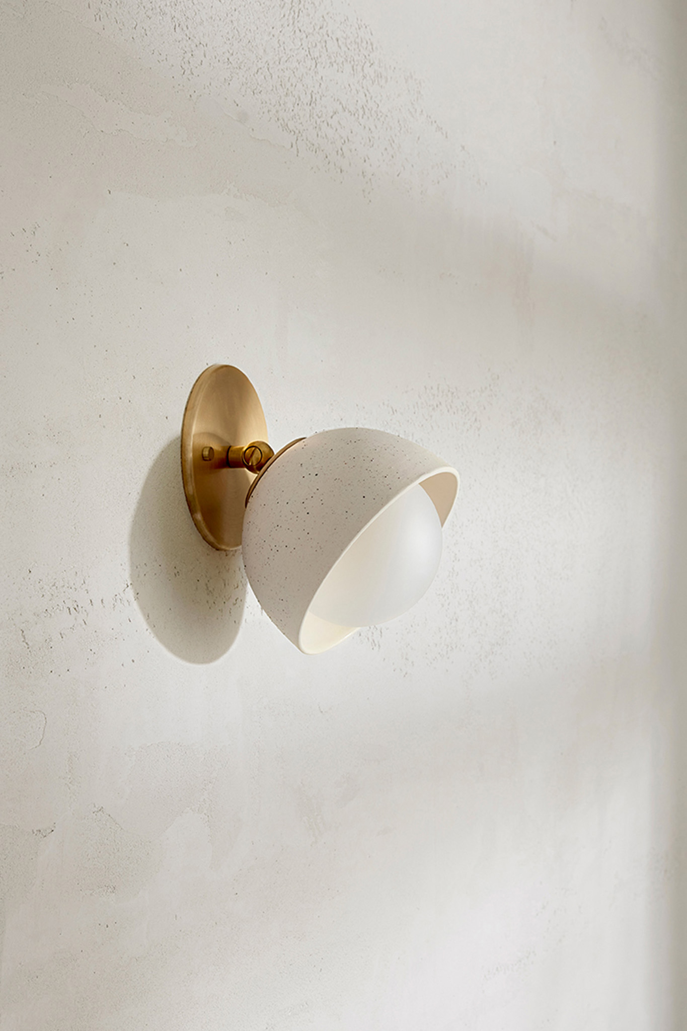 Terra 0 Short Surface Sconce Vanilla Bean, Brass, IP44